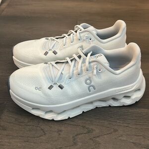 On Running Womens Cloudtilt white/Artic Size 7 Worn 2-3 times
